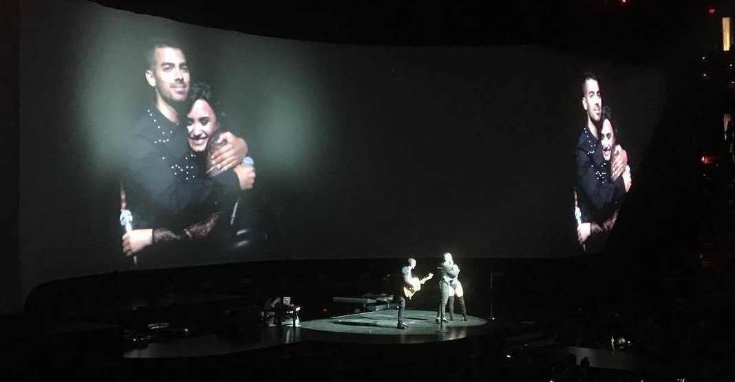 Nick Jonas, Joe Jonas e Demi Lovato no mesmo palco