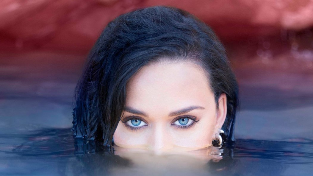 Katy Perry emergindo da água na capa do single "rise''