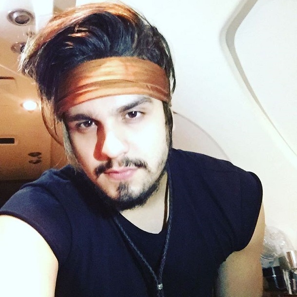 Luan tirando selfie