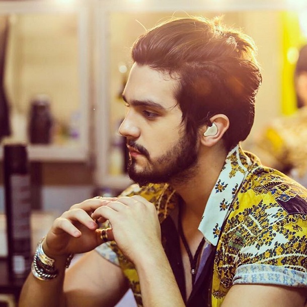 Luan pensativo de perfil