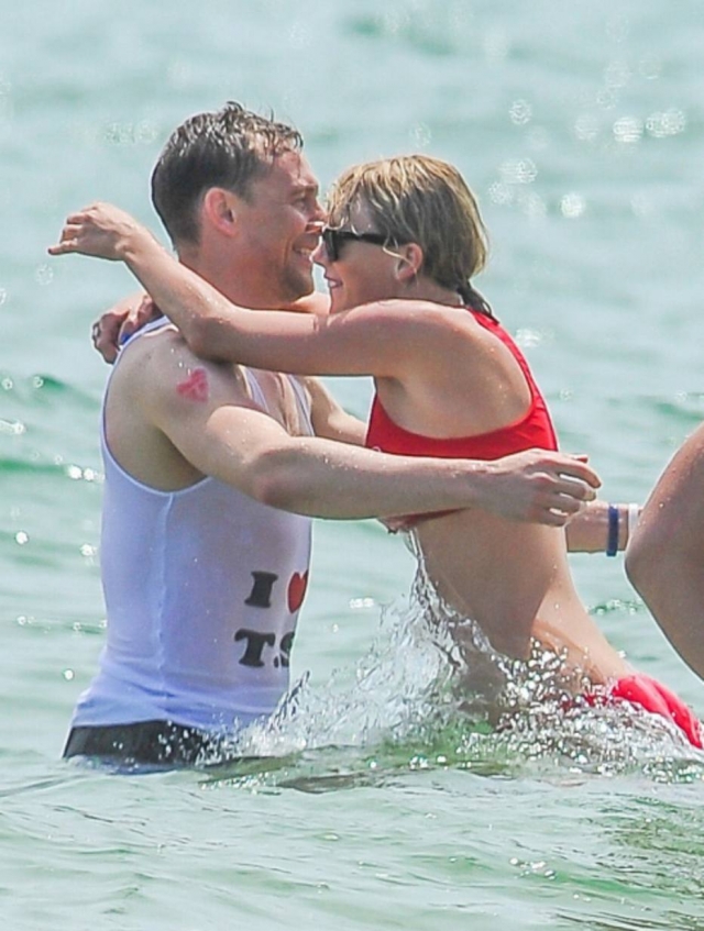 Taylor Swift e Tom Hiddleston com camiseta "Eu amo Taylor Swift