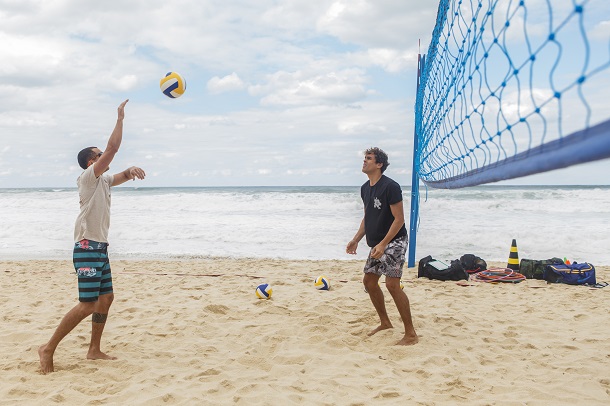 Felipe Roque jogando vôlei de praia