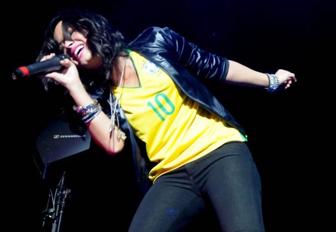 Demi lovato com a camiseta do brasil