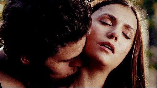 Elena e Stefan beijo no pescoço