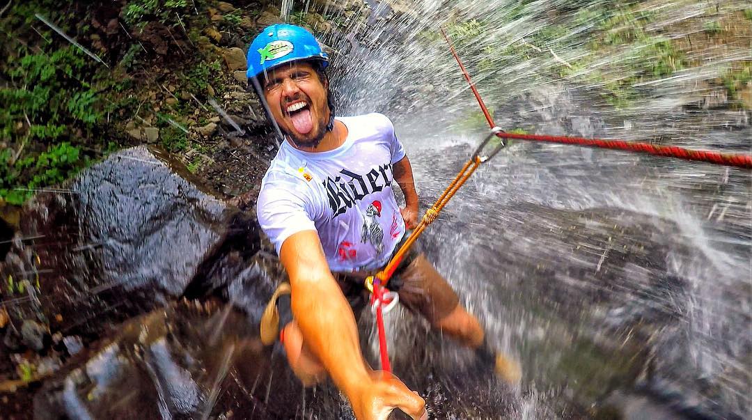 Caio Castro em uma cachoeira