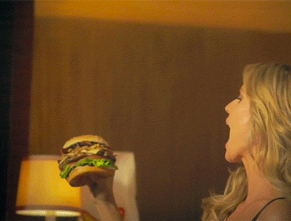 mulher comendo hamburger