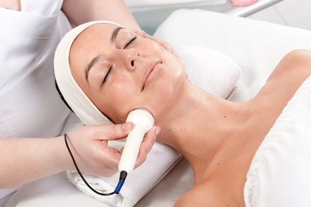 mulher fazendo tratamento facial