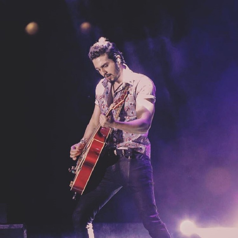 Luan Santana com violão no palco