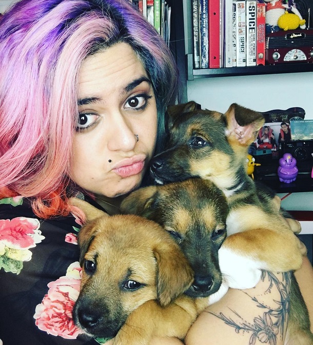 Maíra com cachorros no colo