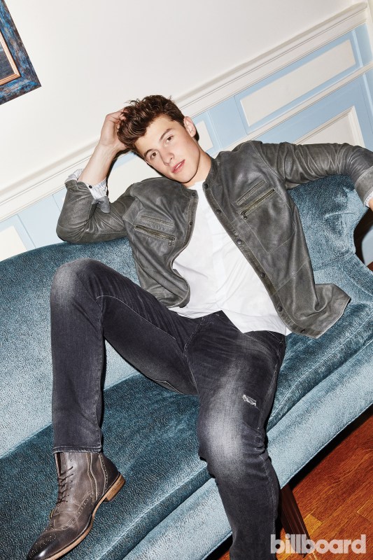 Shawn Mendes sentado no sofá