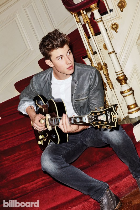 Shawn Mendes tocando violão