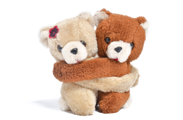 ursinhos de brinquedo se abraçando