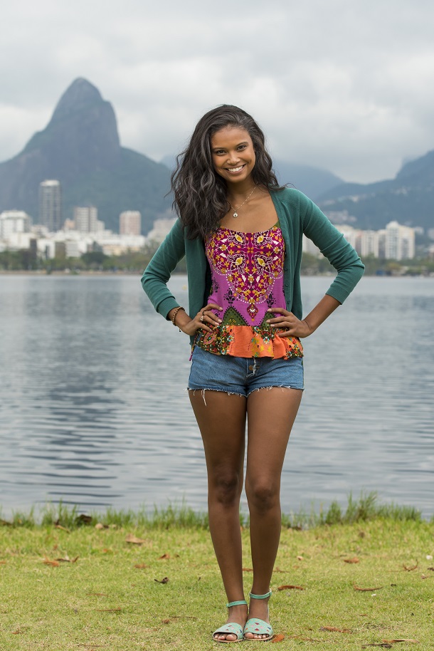 Aline Dias, sorrindo, em pé, no Rio de Janeiro