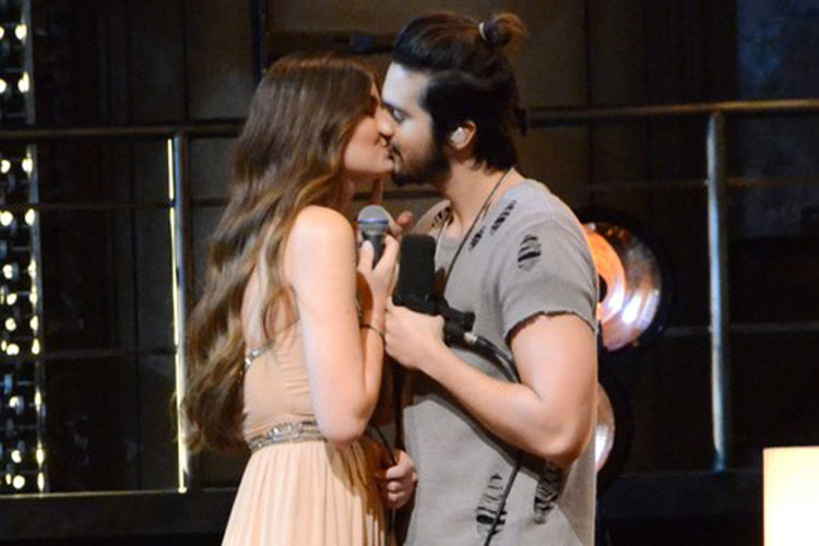 Camila Queiroz e Luan Santana se beijando