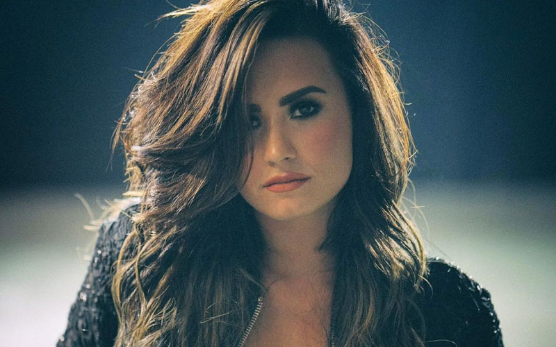 demi lovato com jaqueta de couro e cabelo comprido