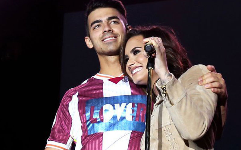 demi lovato e joe jonas abraçados