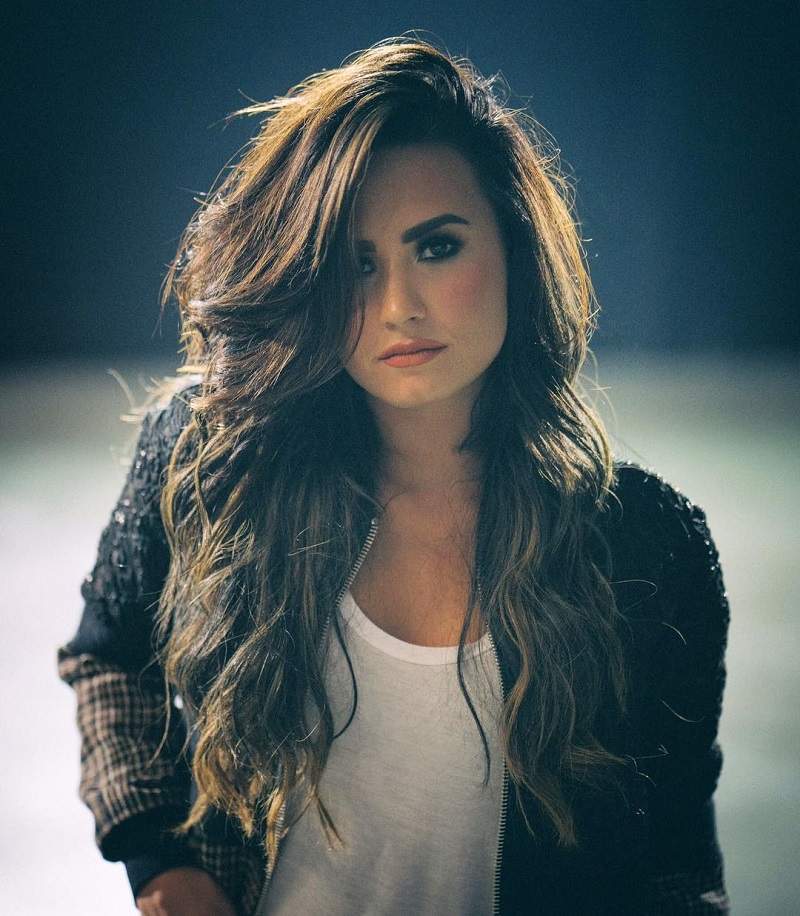 Demi Lovato com cabelo comprido