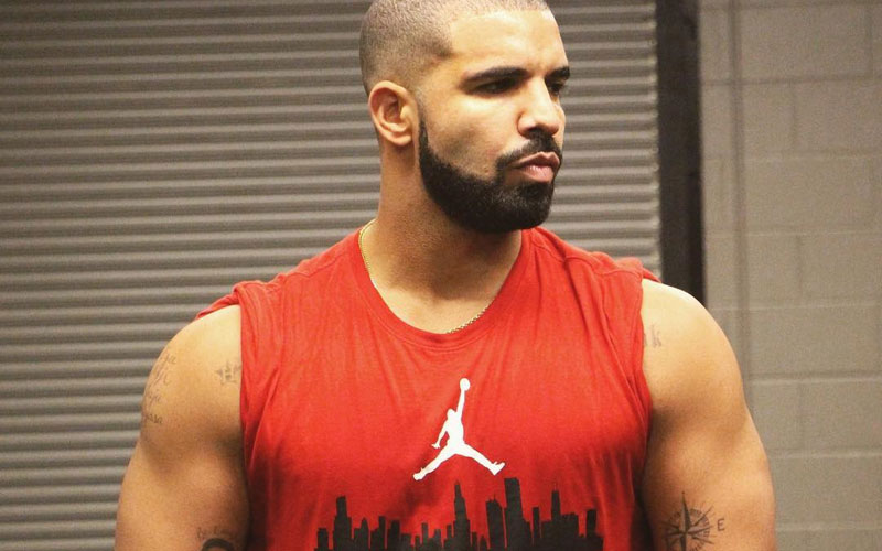 Drake de camisa vermelha