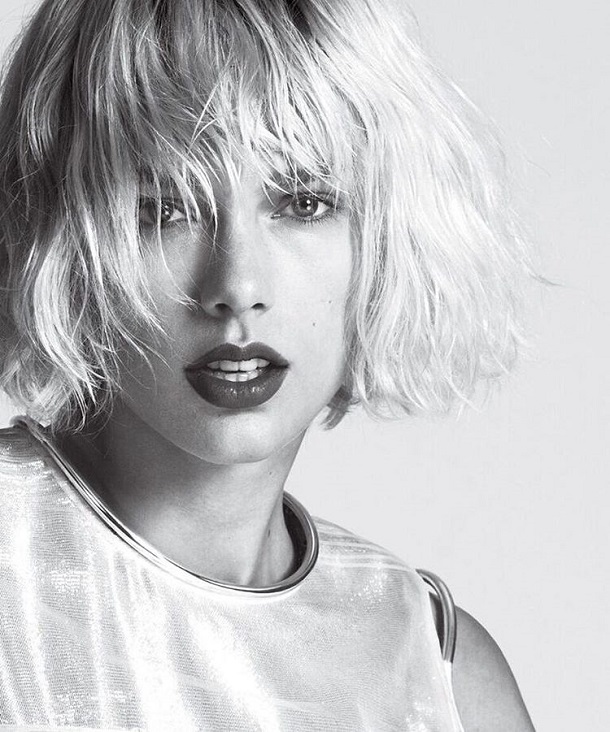 Taylor Swift em foto preto e branco