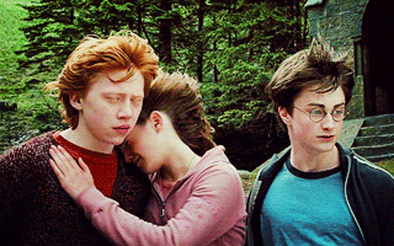 harry potter segurando vela da hermione e rony Rupert Grint