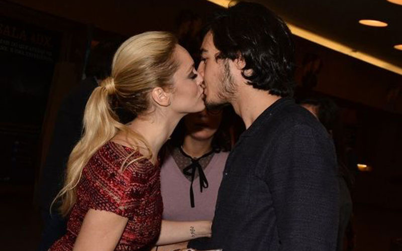 Isabelle Drummond e Tiago Iorc se beijando em evento