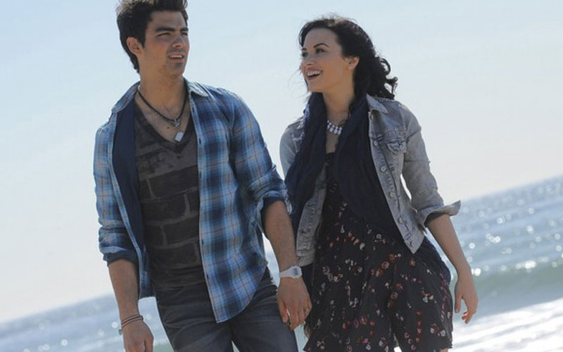 joe jonas e demi lovato na praia de mãos dadas