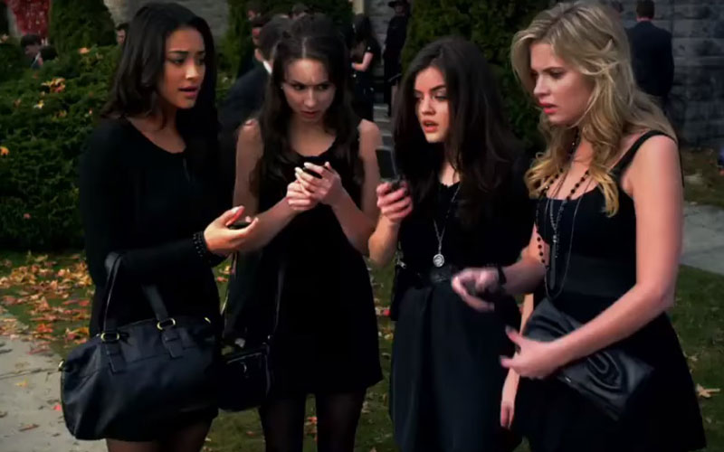 Pretty Little Liars assustadas de preto