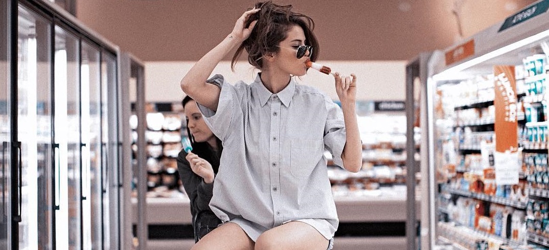 selena gomez chupando pirulito no mercado