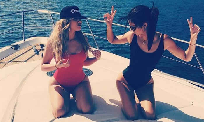 Khlóe Kardashian e Kendall Jenner no barco com dobrinhas na coxa