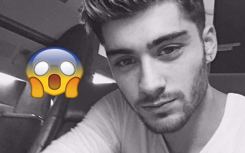 Zayn Malik selfie em preto e branco e emoji assustado