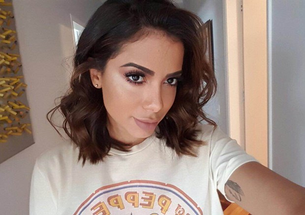 anitta com cabelo curto long bob