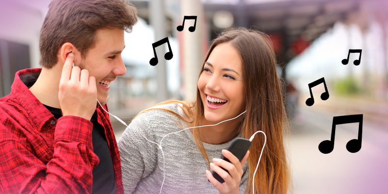 casal escutando música em fone de ouvido