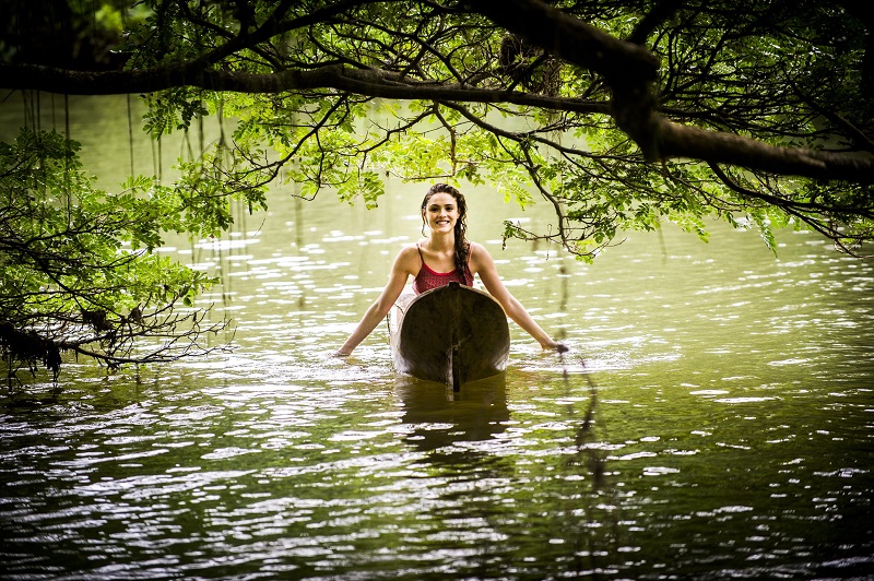 Isabelle Drummond em uma canoa