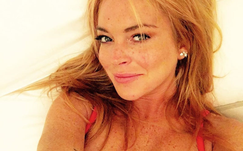 lindsay lohan tirando selfie