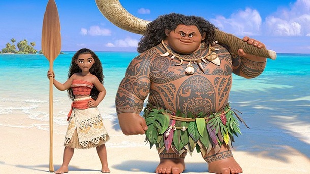 Moana e Maui na praia 