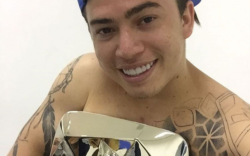 whindersson com a placa do youtube