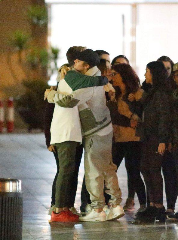 justin bieber abraça fã em aeroporto