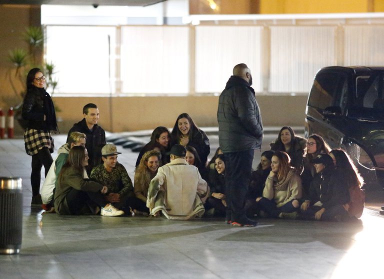 justin bieber sentado no chão do aeroporto