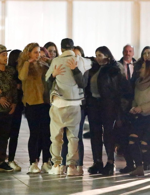 justin bieber sentado no chão do aeroporto