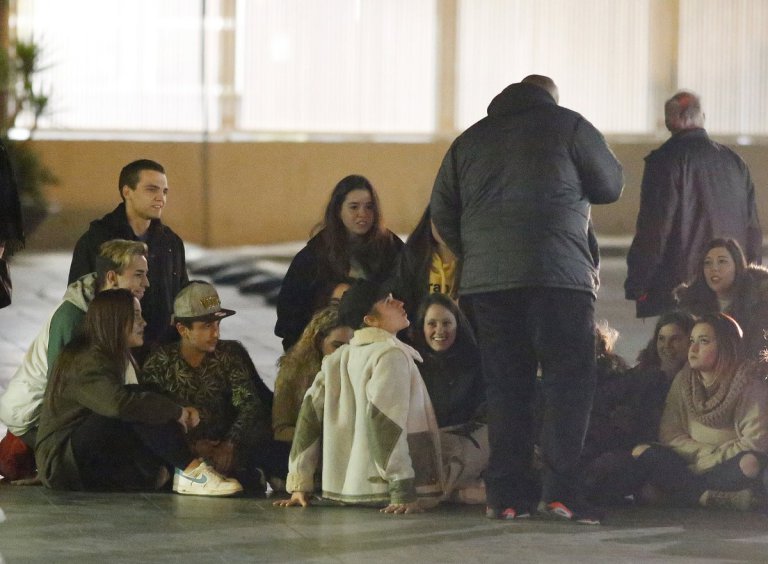 justin bieber sentado no chão do aeroporto