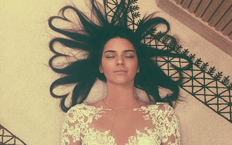 kendall jenner com os cabelos com corações