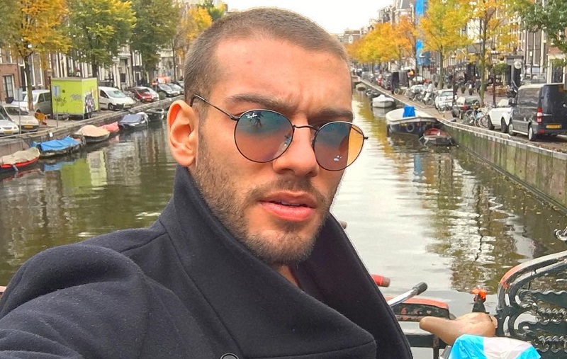 selfie de lucas lucco em viagem