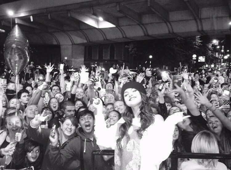 selena gomez e seus fãs em preto e branco