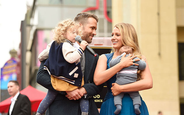 Blake Lively e Ryan Reynolds mostram filhas pela primeira vez