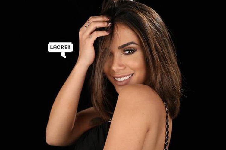 anitta com a mão na cabeça dizendo ''lacrei''