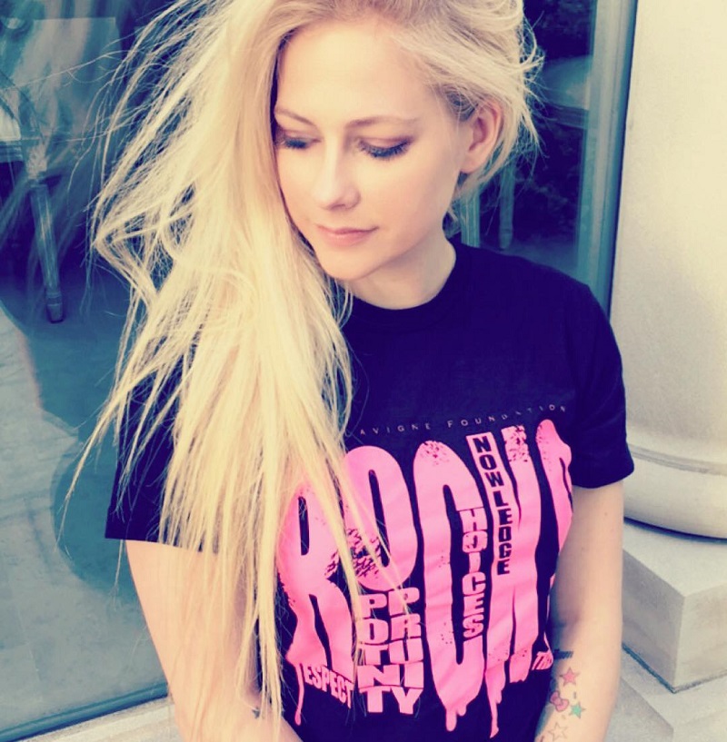 Avril Lavigne promete músicas novas para 2017