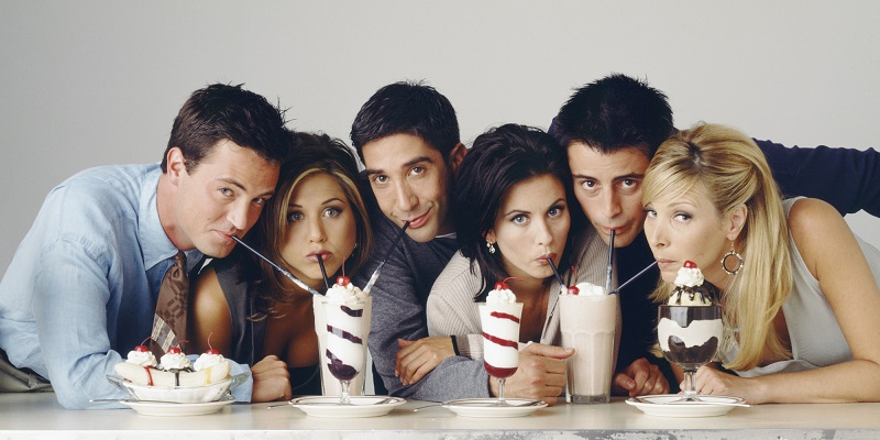elenco de friends tomando milkshake