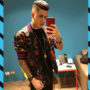 mc kevinho usando jaqueta bomber colorida em selfie no espelho
