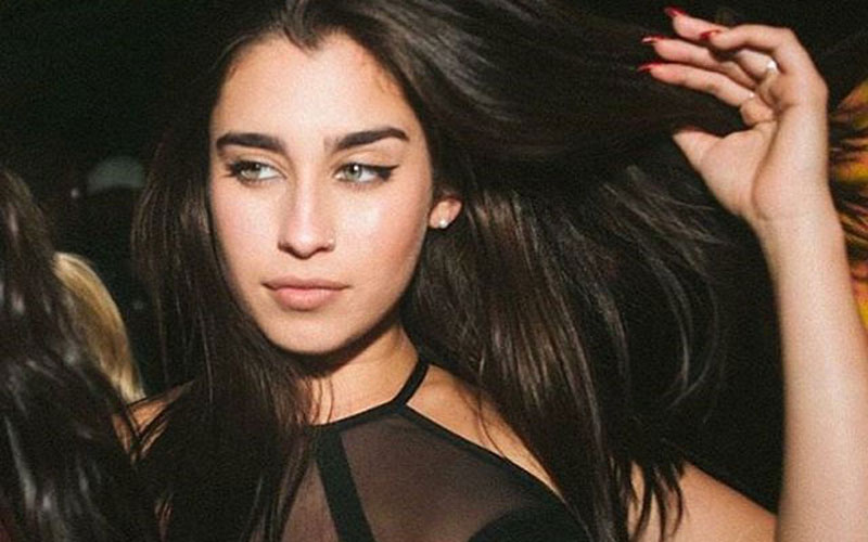 Lauren jauregui mexendo em seu cabelo