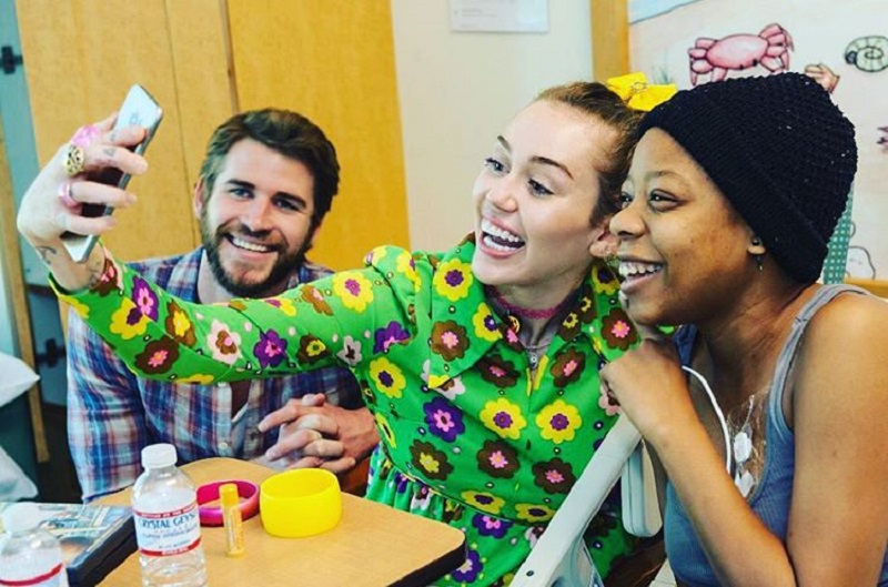 Miley Cyrus e Liam Hemsworth visitam hospital infantil